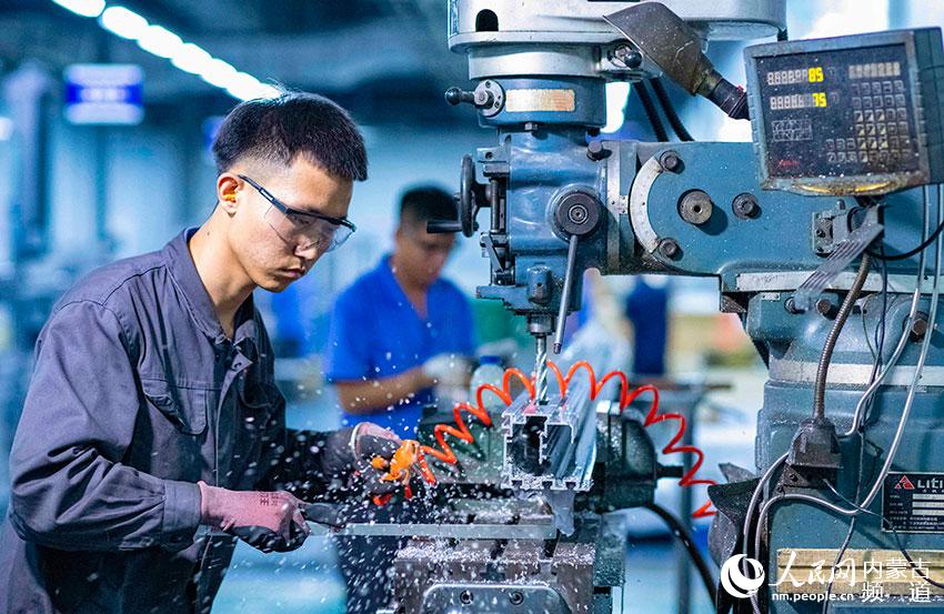 內蒙古機電職業技術學院2020屆畢業學生計磊在一家電子材料企業生產線上清潔鋁屑。