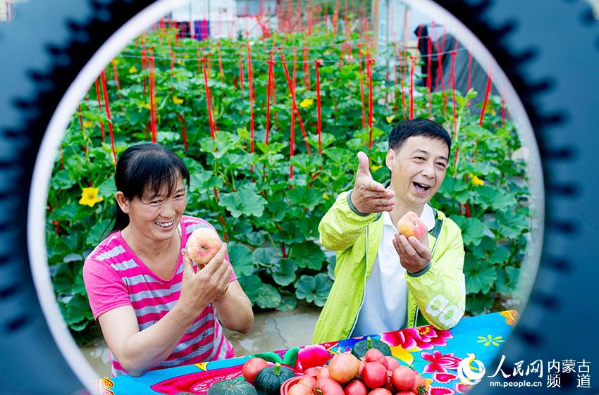 內蒙古交通職業技術學校教師劉曉航（右）為菜農傳授直播帶貨技能。