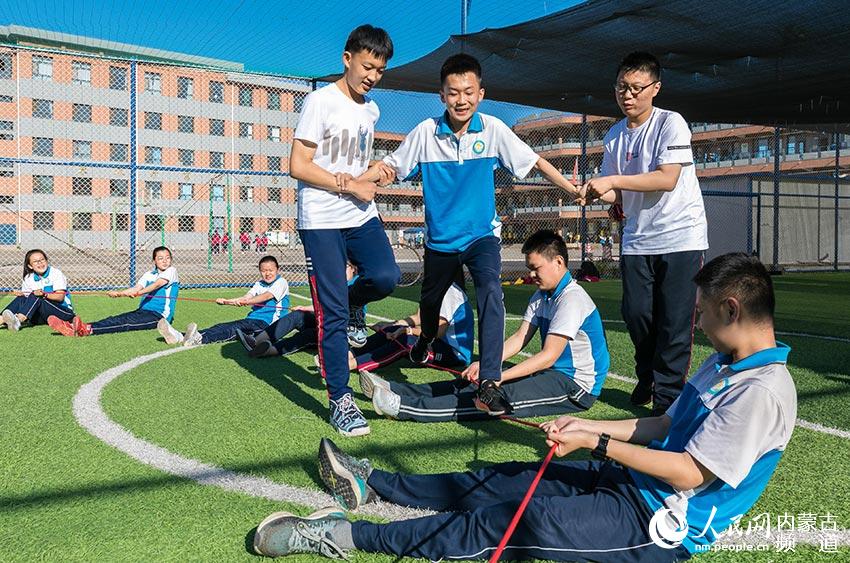 內蒙古自治區呼和浩特市第二十七中學初三學生在進行“柔繩似鋼”游戲。