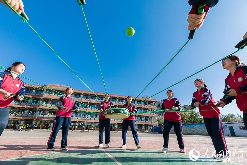 內蒙古自治區呼和浩特市第二十七中學初三學生在進行“鼓舞人心”游戲。