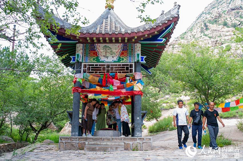 游客在遼真寂之寺聖水井遺址游覽。