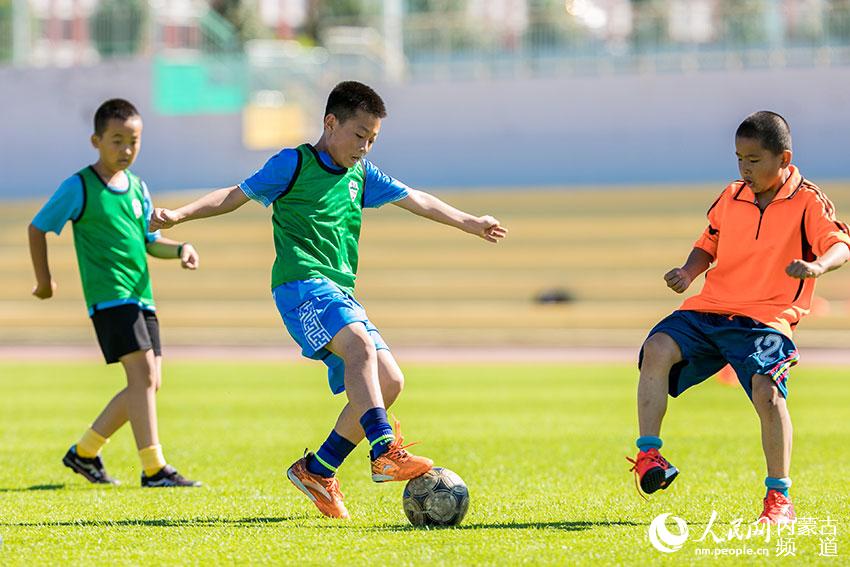 在呼和浩特青少年足球訓練基地，學生們進行足球對抗賽。