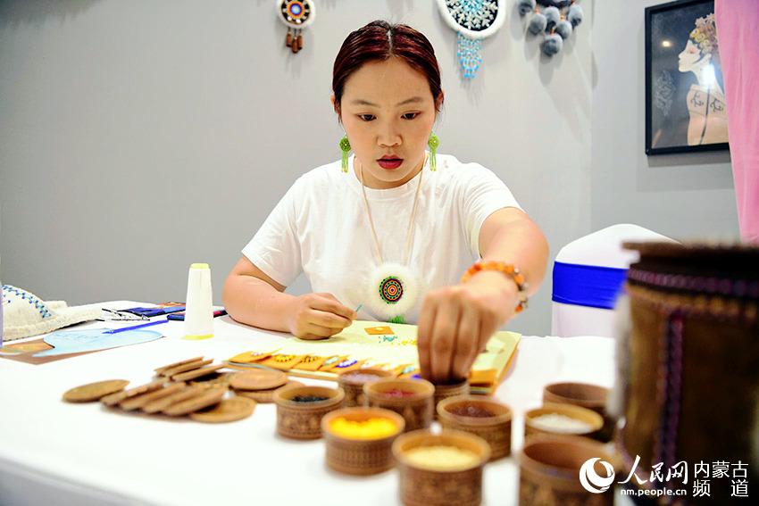 內蒙古自治區民族手工藝和文創旅游精品展示現場。陳立庚 攝