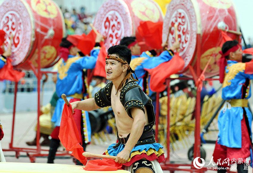 8月1日，紅綢鼓陣的演員在開幕式上表演千鼓雷鳴。王磊 攝