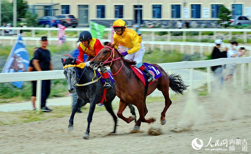 8月1日，參賽選手在速度賽馬中激烈角逐。王磊 攝