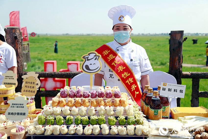 非遺傳承人展示美食。齊浩男 攝