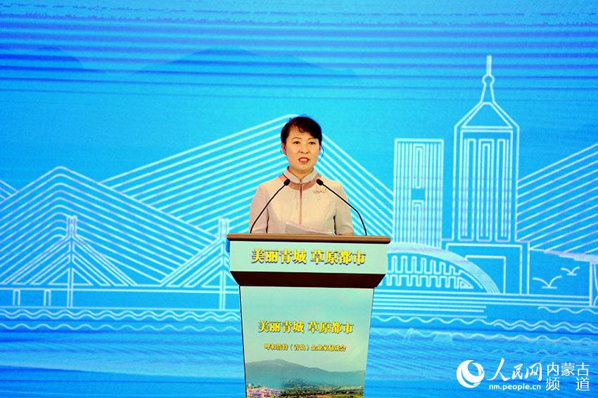 內蒙古自治區黨委常委、呼和浩特市委書記王莉霞向青島推介塞外青城。陳立庚 攝