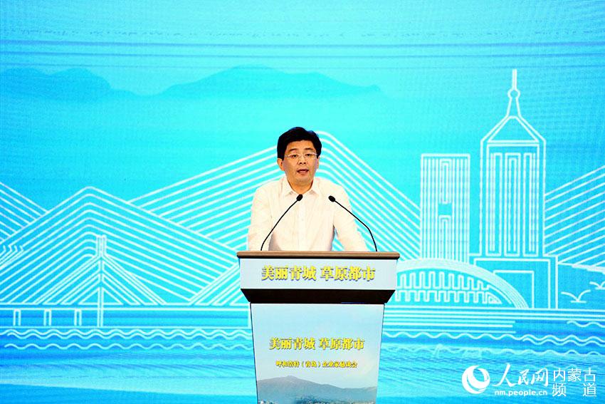 呼和浩特市委常委、副市長王浩雷進行大數據推介。陳立庚 攝