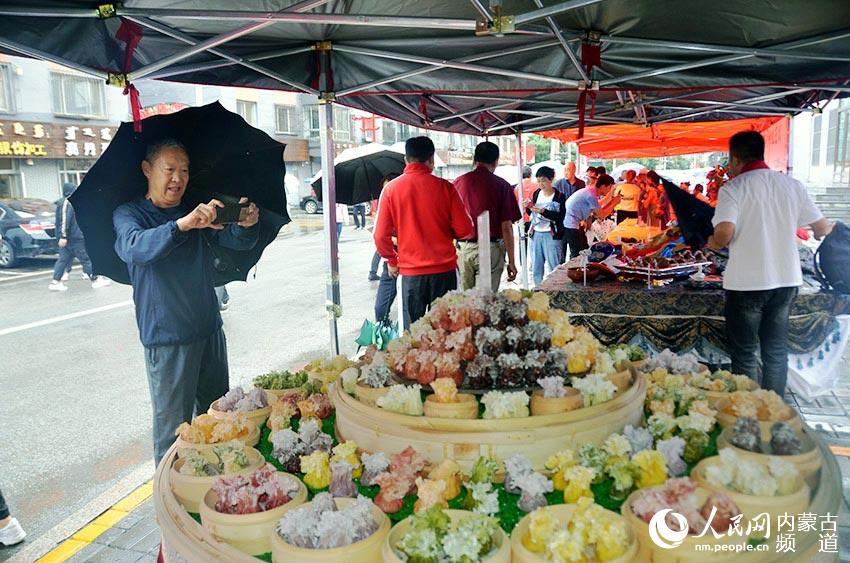 各色燒賣引來市民圍觀。王慧 攝