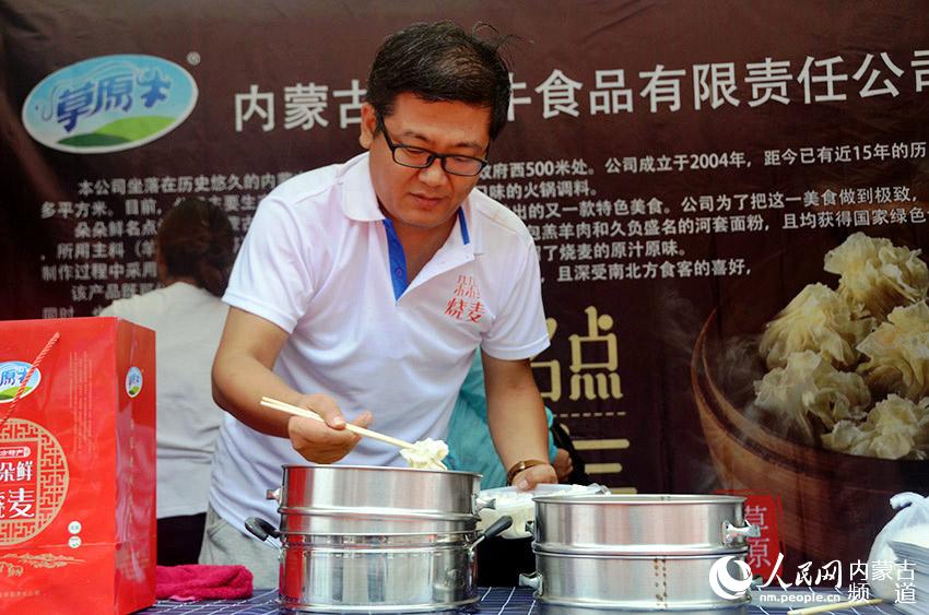 商家現場將自家的燒賣讓市民品嘗。王慧 攝