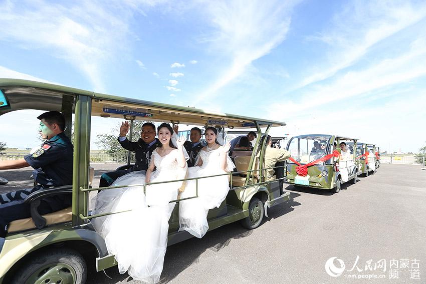 新人們乘坐節能環保的電瓶車前往婚禮現場。