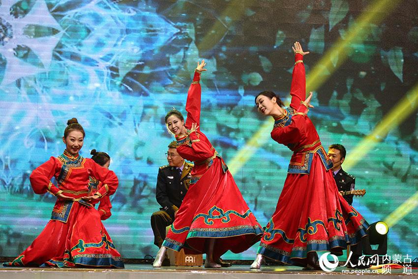 內蒙古邊檢總站邊境烏蘭牧騎表演舞蹈器樂合奏《北疆贊歌》。