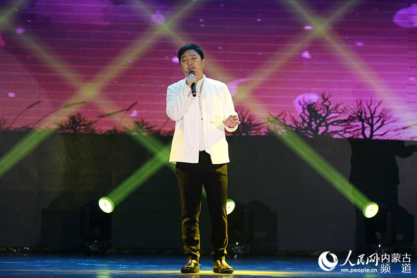 蒙古族青年歌手呼斯楞傾情獻唱祝福新人。