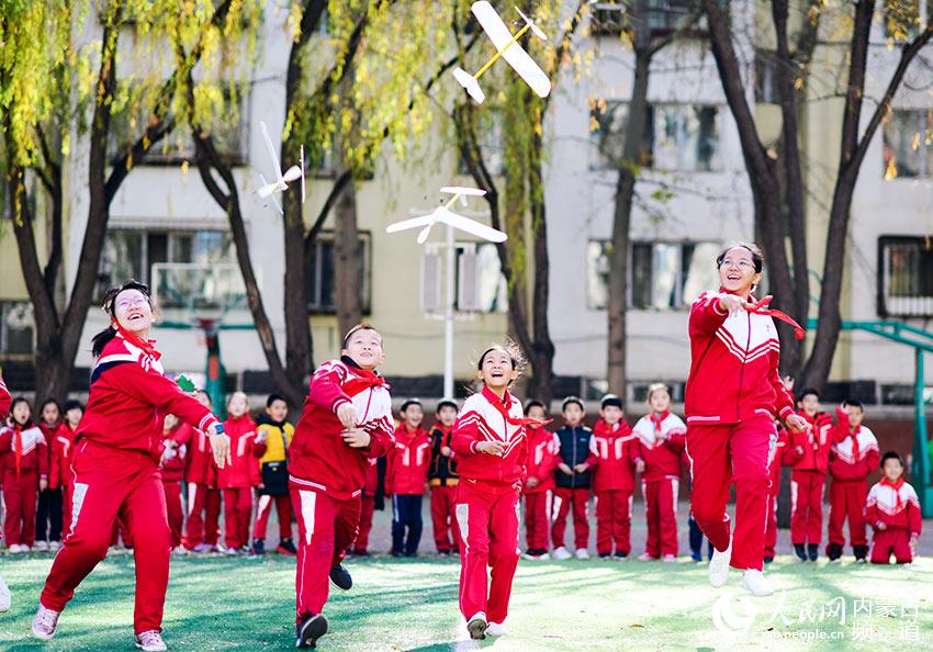 ���ͺ�����������������·Сѧѧ���ں��պ���ģ�;����зŷ�ģ�ͷɻ���