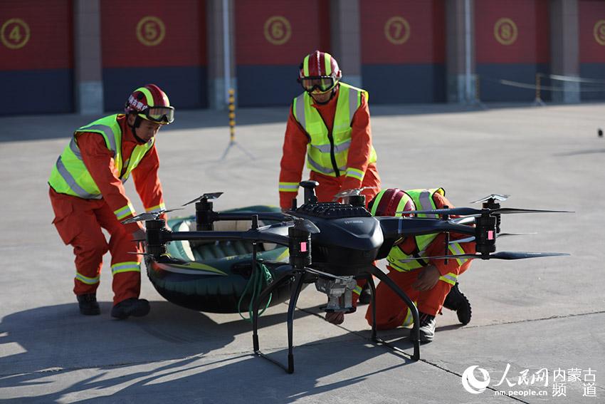 呼和浩特市消防救援支隊無人機分隊整裝待發。孫彥彬 攝