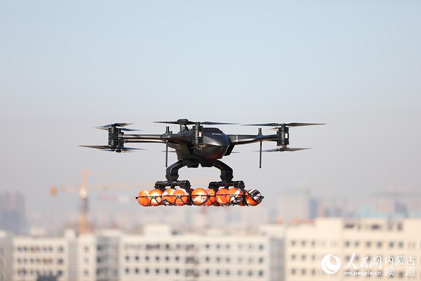 模擬水域救援救生設備拋投。孫彥彬 攝