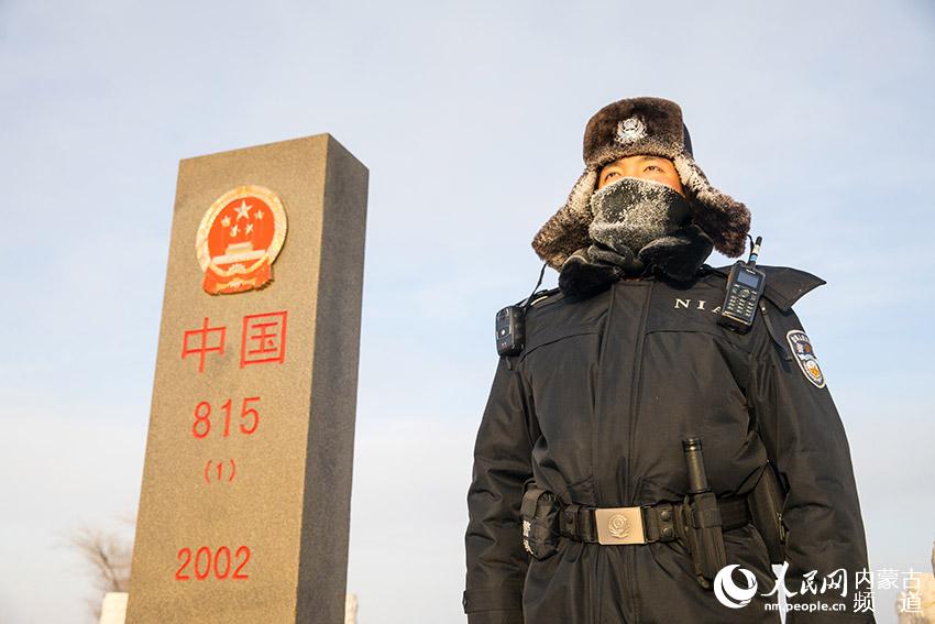 二連出入境邊防檢查站民警在崗位上迎接新年第一縷陽光，民警帽子和防寒面罩上挂滿冰霜。