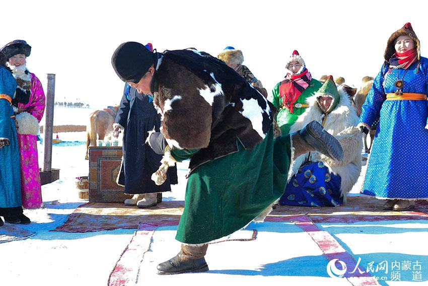 牧民在那達慕浩特展示打瑟日技藝。“打瑟日”是蒙古語“徒手將牛骨節敲斷”的意思。