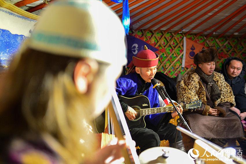 牧民在那達慕浩特音樂蒙古包裡為游客演唱原生態民歌。