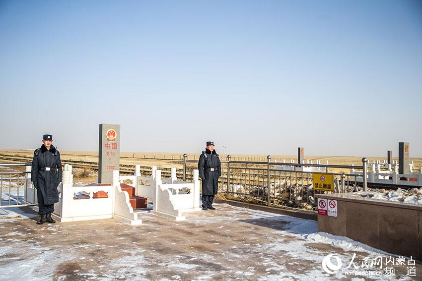 二連出入境邊防檢查站民警在中蒙邊境815號界碑前執勤。郭鵬杰 攝