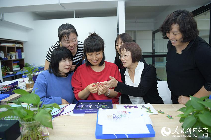 工藝師在工坊內進行線下教學。陳立庚攝
