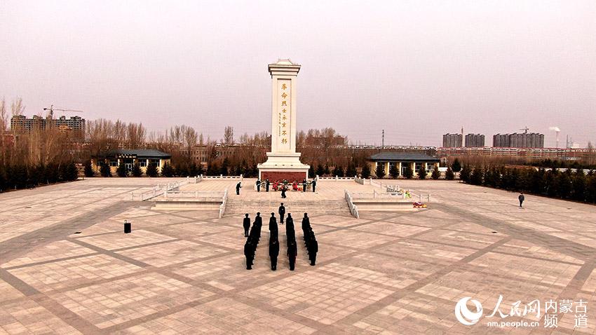 錫林郭勒邊境管理支隊民警向紀念碑敬獻花籃。徐澤龍攝