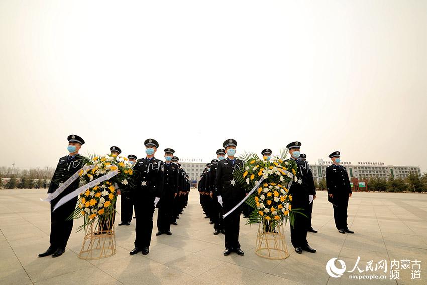 錫林郭勒邊境管理支隊民警在革命烈士紀念碑前列隊。徐澤龍攝