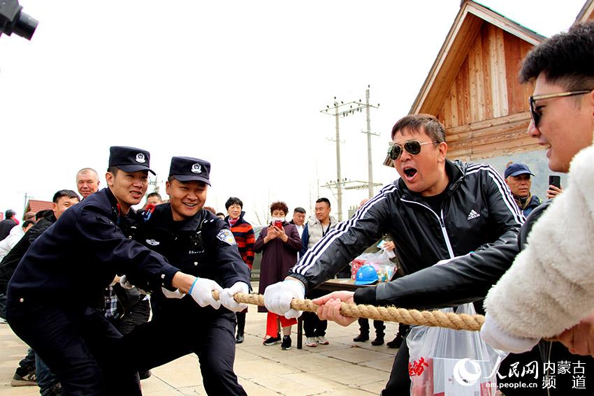 民警與俄羅斯族人民和游客一起開展拔河活動，共同歡度巴斯克節。呂昊俊攝
