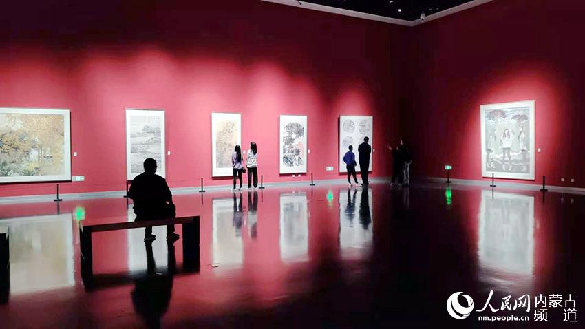 市民在內蒙古美術館欣賞畫展。人民網 劉澤攝