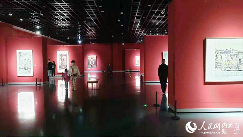 市民在內蒙古美術館欣賞畫展。人民網 劉澤攝