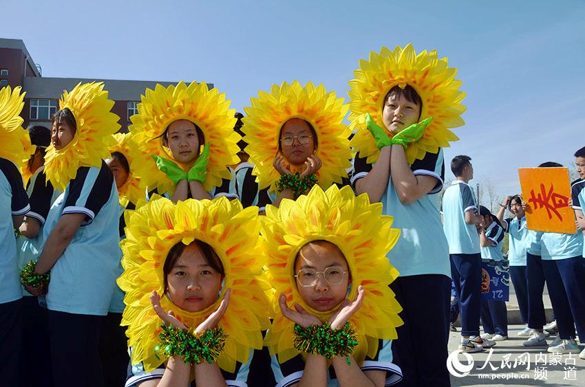 上場前合影。人民網 王慧攝