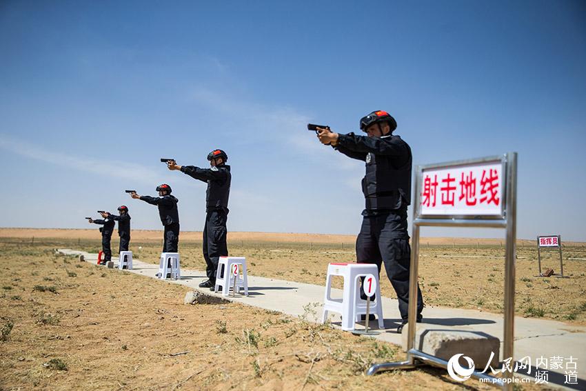 5月19日，二連出入境邊防檢查站民警進行實彈射擊訓練。