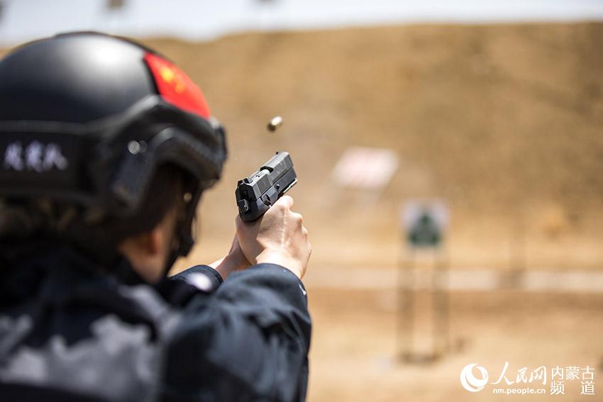 5月19日，二連出入境邊防檢查站民警進行實彈射擊訓練。