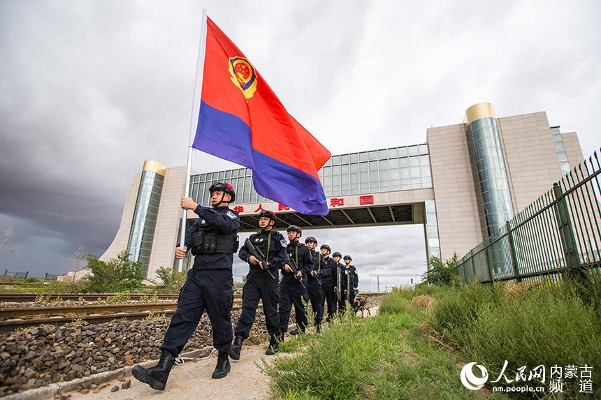 二連出入境邊防檢查站民警在國門一線執勤巡邏。郭鵬杰 胡富國攝
