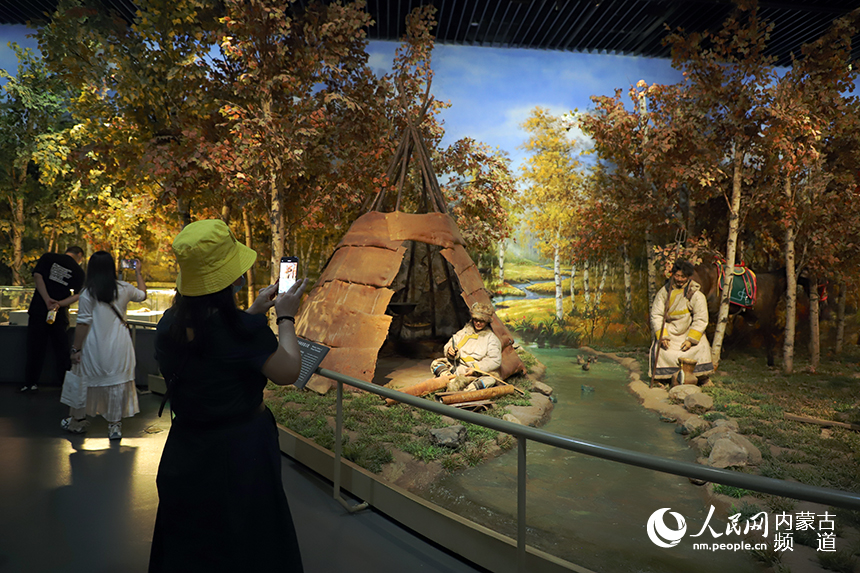 游客在內蒙古博物院拍照打卡。人民網 趙夢月攝