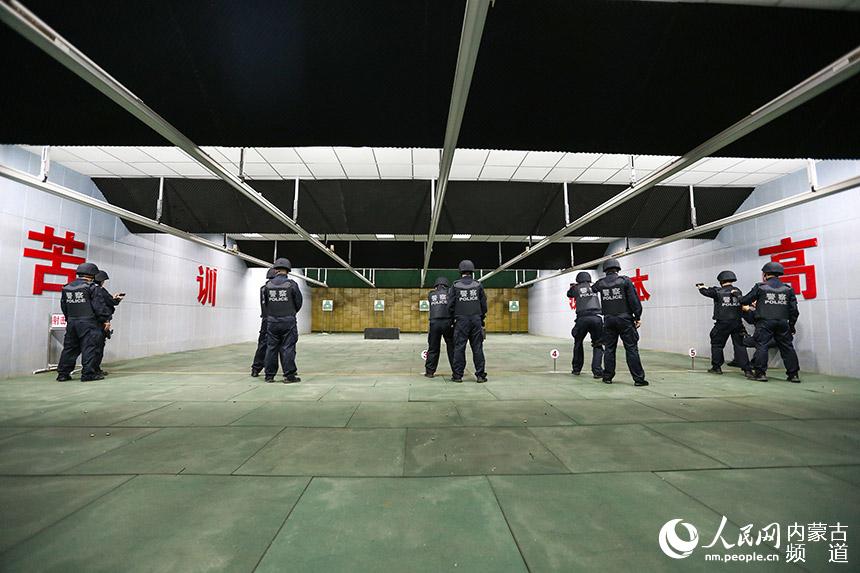 二連出入境邊防檢查站民警進行實彈射擊訓練。郭鵬杰 胡富國攝
