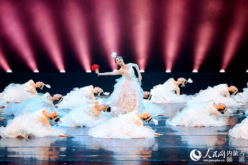 10月1日，演員表演舞蹈《北疆祥雲》。王正攝