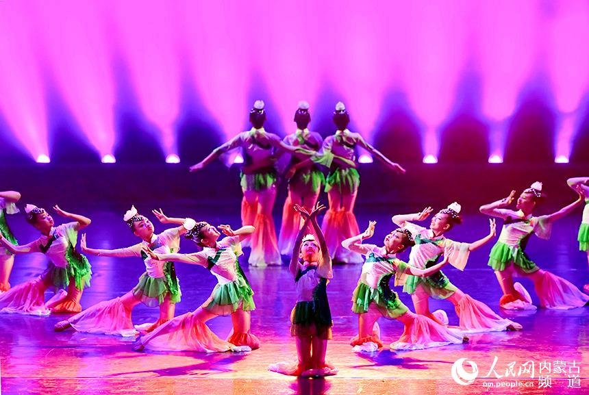 10月1日，小演員表演舞蹈《出水蓮》。王正攝