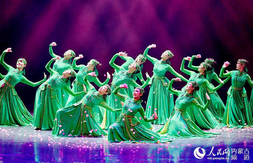 10月1日，演員表演舞蹈《春色》。王正攝