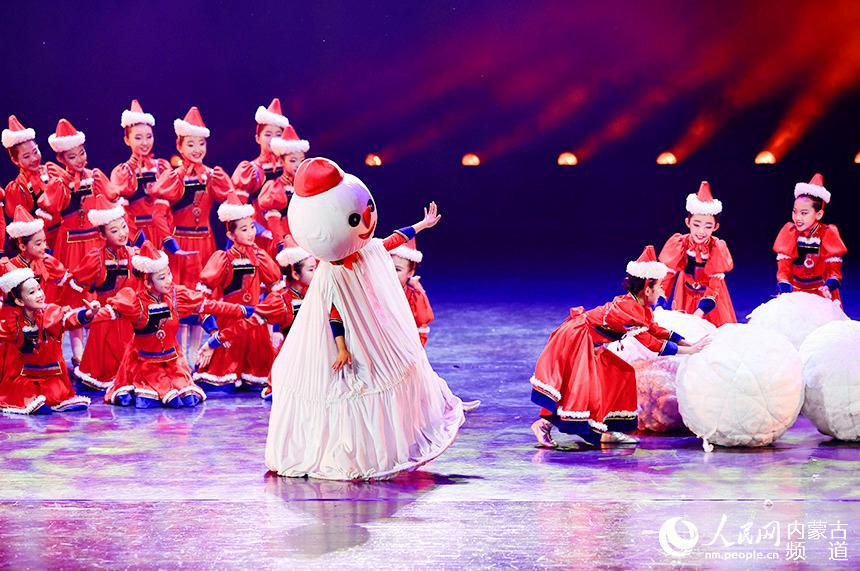 10月1日，小演員表演舞蹈《冬天的童話》。王正攝