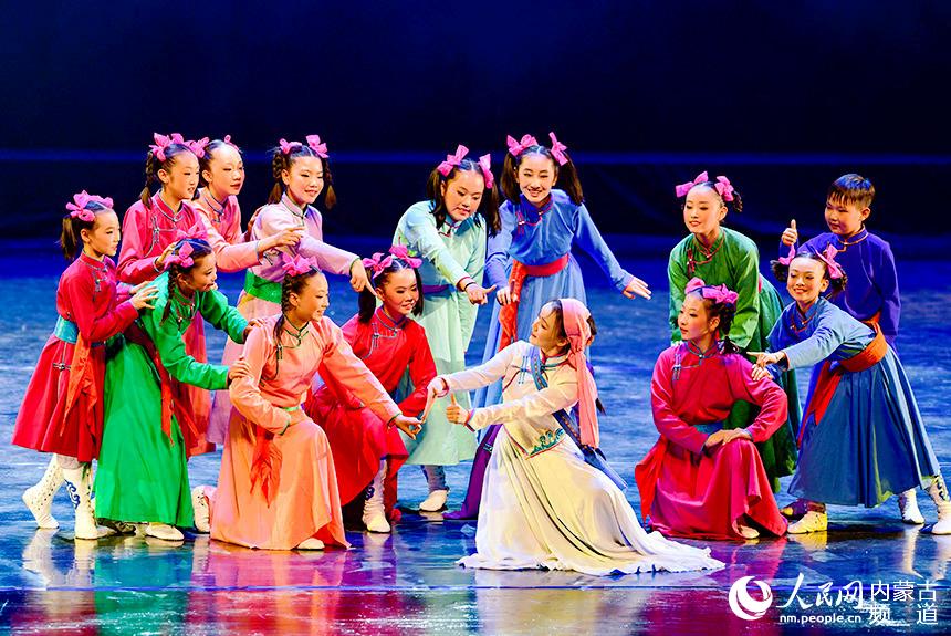 10月1日，演員表演舞蹈《人間大愛》。王正攝