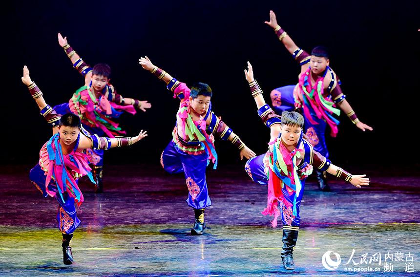 10月1日，小演員表演舞蹈《小小搏克手》。王正攝