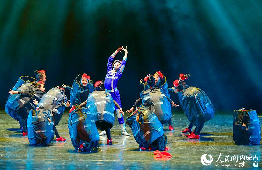 10月1日，小演員表演舞蹈《太陽石》。王正攝