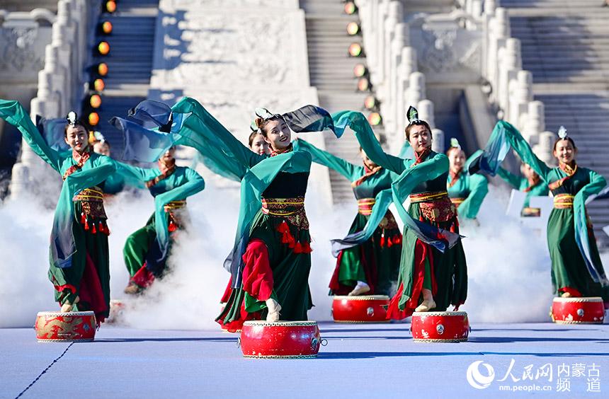 10月11日，演員在實景時裝秀活動中表演舞蹈《漢唐風華》。王正攝