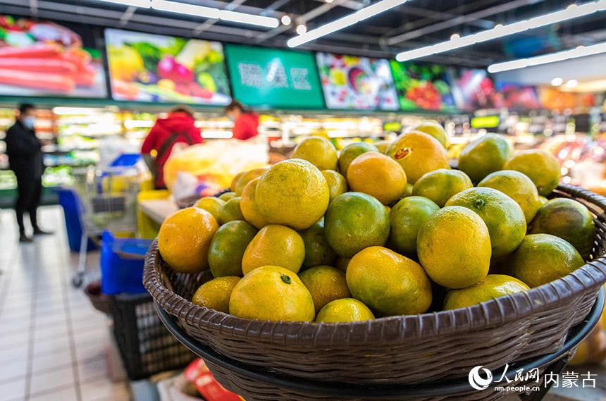 市民在位於呼和浩特市玉泉區的內蒙古食全食美超市採購水果。丁根厚攝