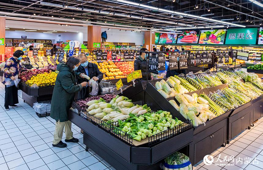 市民在位於呼和浩特市玉泉區的內蒙古食全食美超市選購蔬菜。丁根厚攝