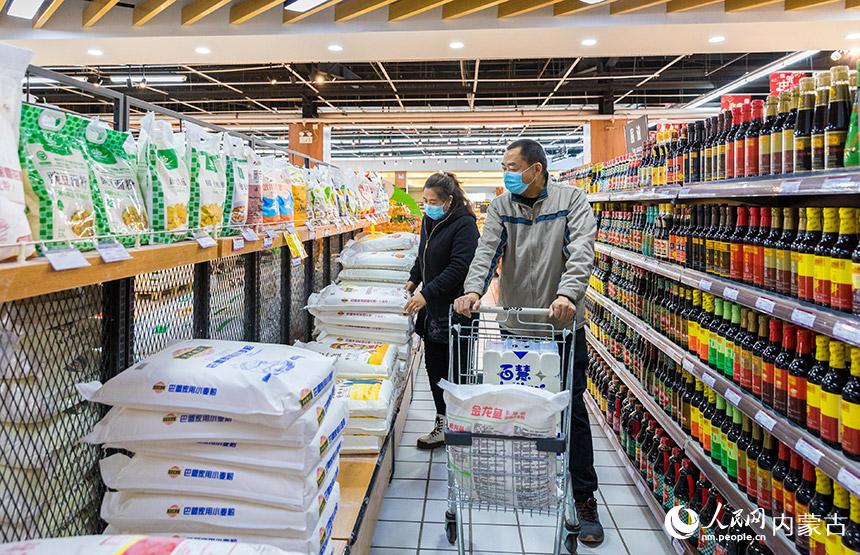 市民在位於呼和浩特市玉泉區的內蒙古食全食美超市採購面粉。丁根厚攝