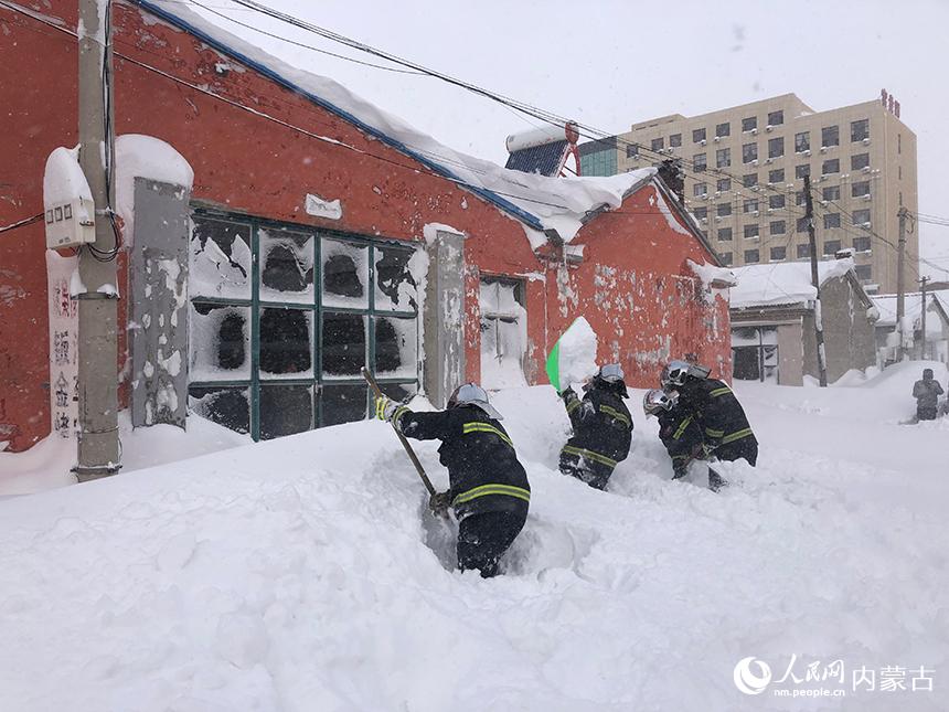 積雪導致屋內人員被困，消防緊急救援。通遼市消防救援支隊供圖