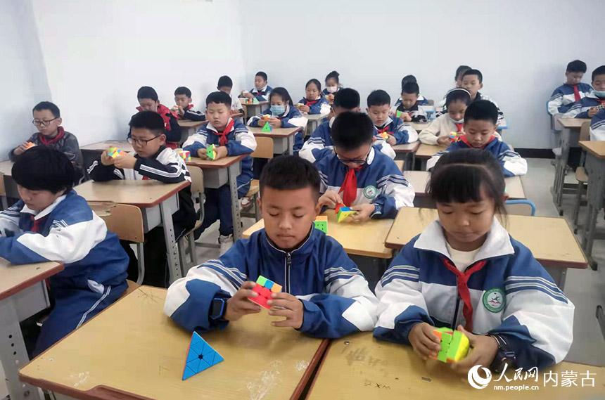 魔方课。李建春摄