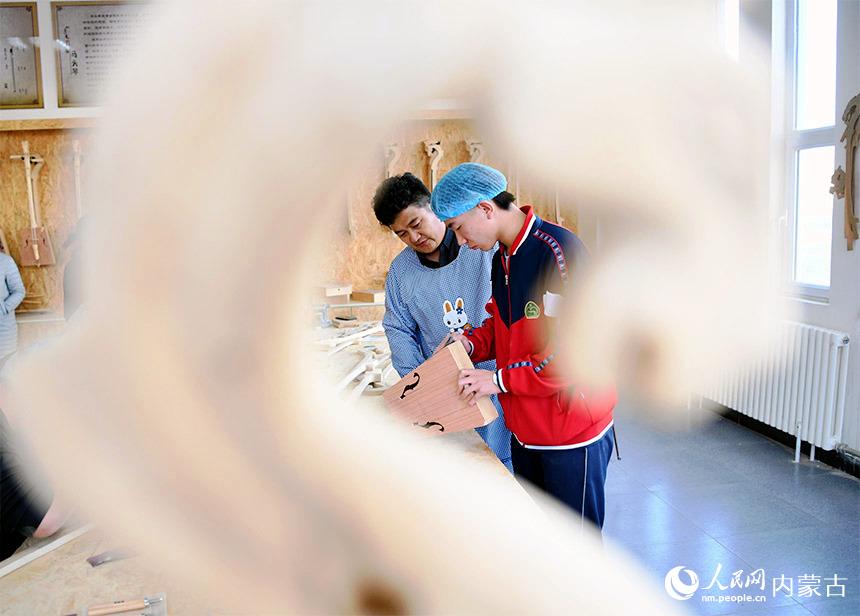 胡雅格正在指導學生制作馬頭琴。人民網 寇雅楠攝